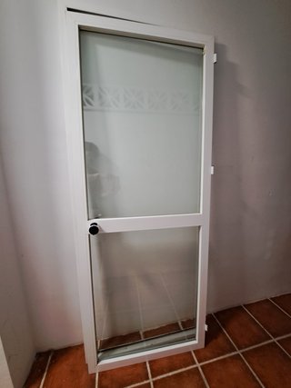 Puerta de aluminio blanca