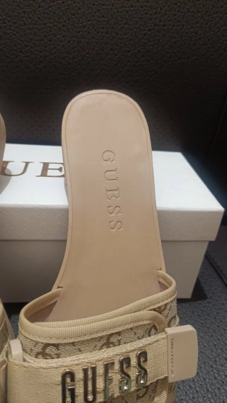 Sandalias Guess Beige y Doradas