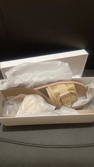 Sandalias Guess Beige y Doradas
