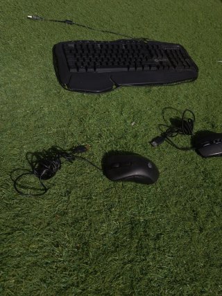 Teclado y 2 ratones negros