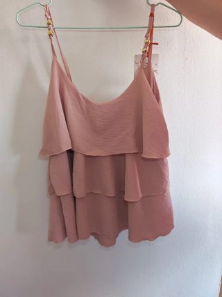 Top rosa con volantes