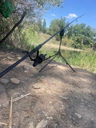 Caña y carrete de carpfishing