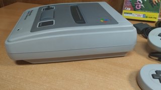 Super Famicom con 2 mandos y juego