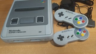 Super Famicom con 2 mandos y juego