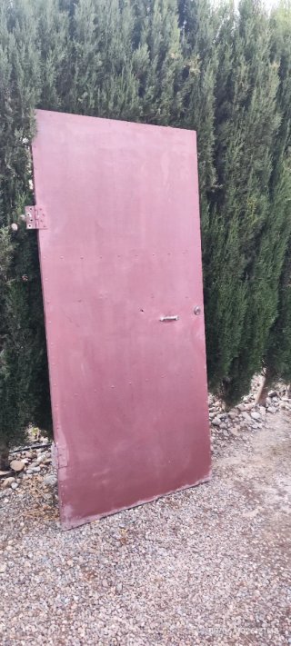 Puerta exterior metálica