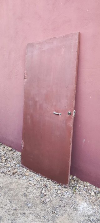Puerta exterior metálica