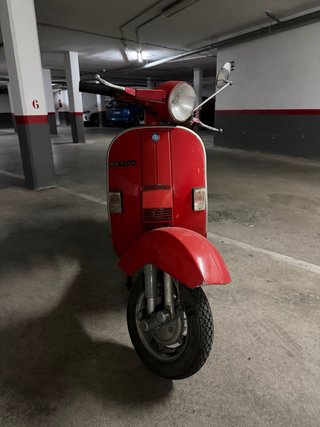 Vespa PK 125 S de color roja