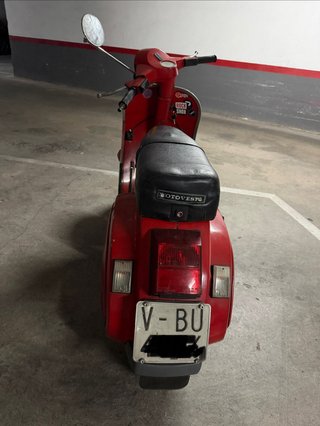 Vespa PK 125 S de color roja