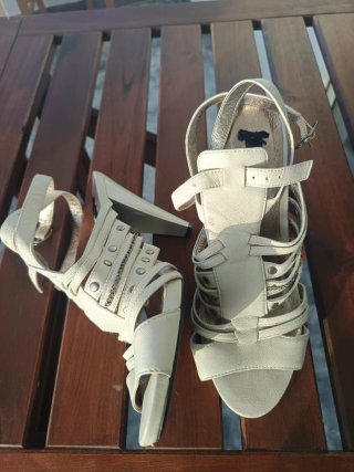 Sandalias de piel blanco roto