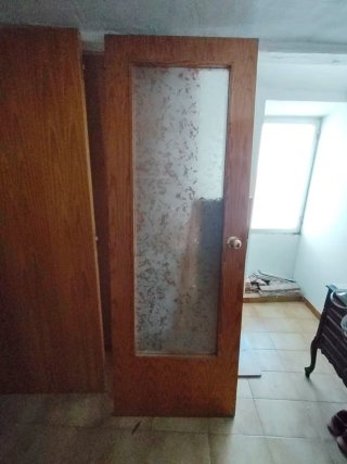 Puertas de madera con marco y tapetas