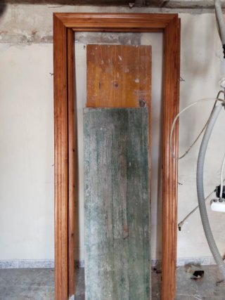 Puertas de madera con marco y tapetas