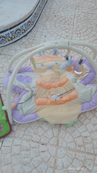 Manta de juegos para bebé con arco y juguetes