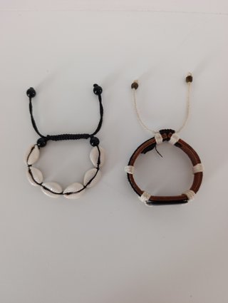 Set de dos pulseras.