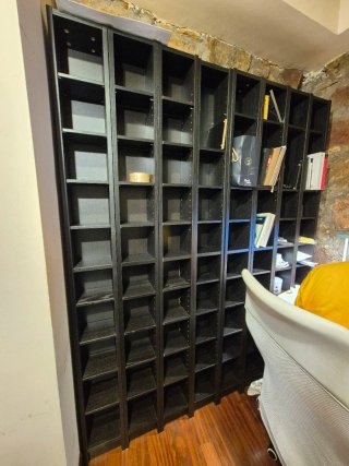 Estantería Ikea GNEDBY negra efecto roble