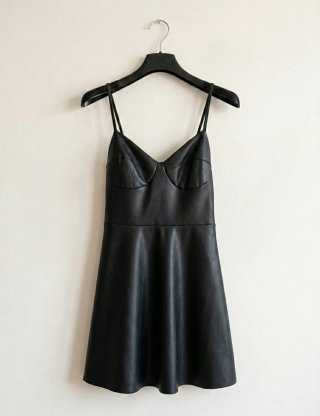 Vestido de cuero negro