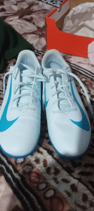 Botas de fútbol Nike blancas y azules