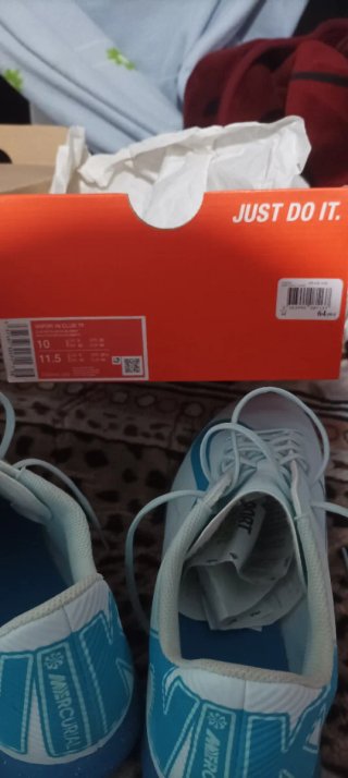 Botas de fútbol Nike blancas y azules