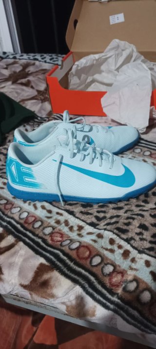 Botas de fútbol Nike blancas y azules