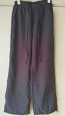 Pantalón deportivo gris y camiseta