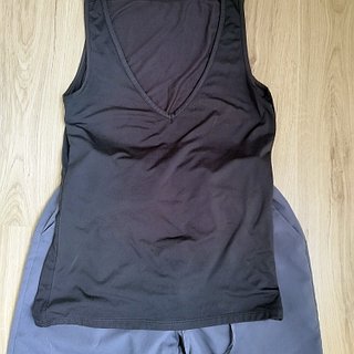 Pantalón deportivo gris y camiseta