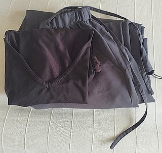 Pantalón deportivo gris y camiseta
