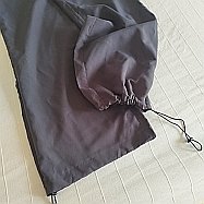 Pantalón deportivo gris y camiseta