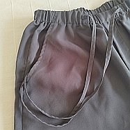 Pantalón deportivo gris y camiseta