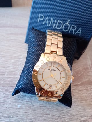 Reloj Tous Dorado con Detalles Brillantes