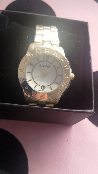 Reloj Tous Dorado con Detalles Brillantes