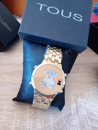 Reloj Tous Dorado con Detalles Brillantes