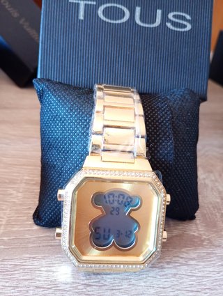 Reloj Tous Dorado con Detalles Brillantes