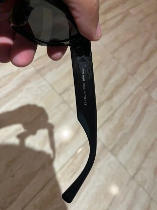 Gafas de sol Miu Miu negras