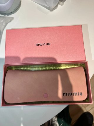 Gafas de sol Miu Miu negras