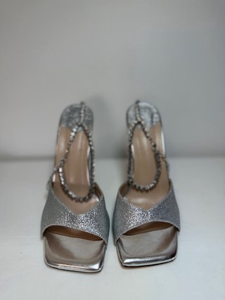 Zapatos de tacón plateados con pedrería