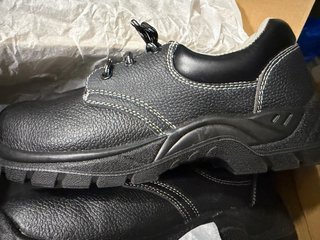Zapatos de seguridad negros de piel .