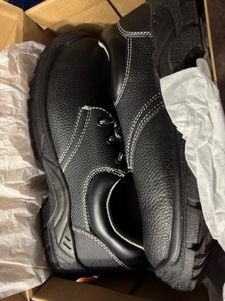 Zapatos de seguridad negros de piel .