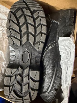 Zapatos de seguridad negros de piel .
