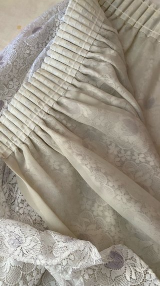 Cortinas de encaje morado y blanco con visillo.