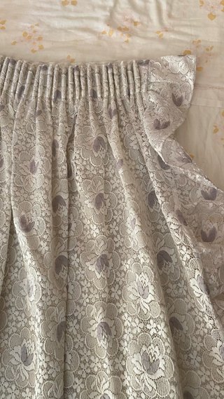 Cortinas de encaje morado y blanco con visillo.