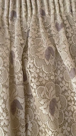 Cortinas de encaje morado y blanco con visillo.