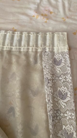 Cortinas de encaje morado y blanco con visillo.