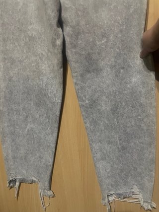 Pantalones vaqueros grises desgastados
