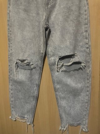 Pantalones vaqueros grises desgastados