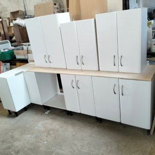 Muebles de cocina con fregadero y vitrocerámica