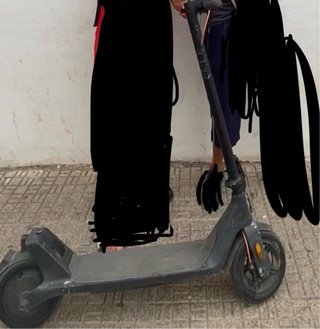 Patinete eléctrico gris de los ultimos  P