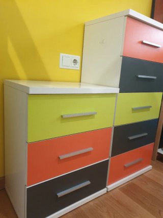 Cómoda y mesita de noche de colores