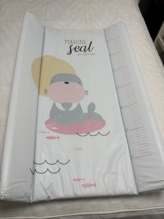 Cambiador de bebé con diseño de foca y una funda