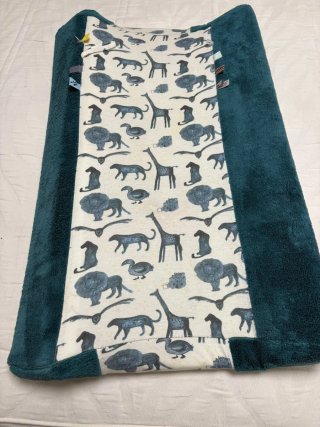 Cambiador de bebé con diseño de foca y una funda