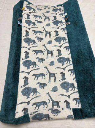 Cambiador de bebé con diseño de foca y una funda