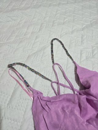 Vestido fiesta lila con tirantes joya